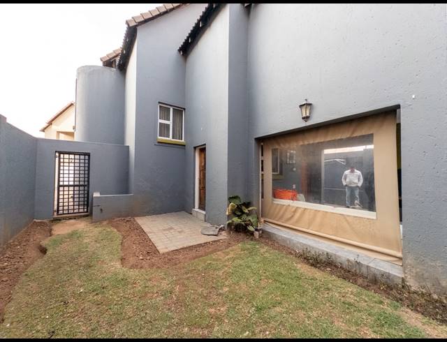 3 BEDROOM TOWNHOUSE FOR SALE IN SONNEVELD